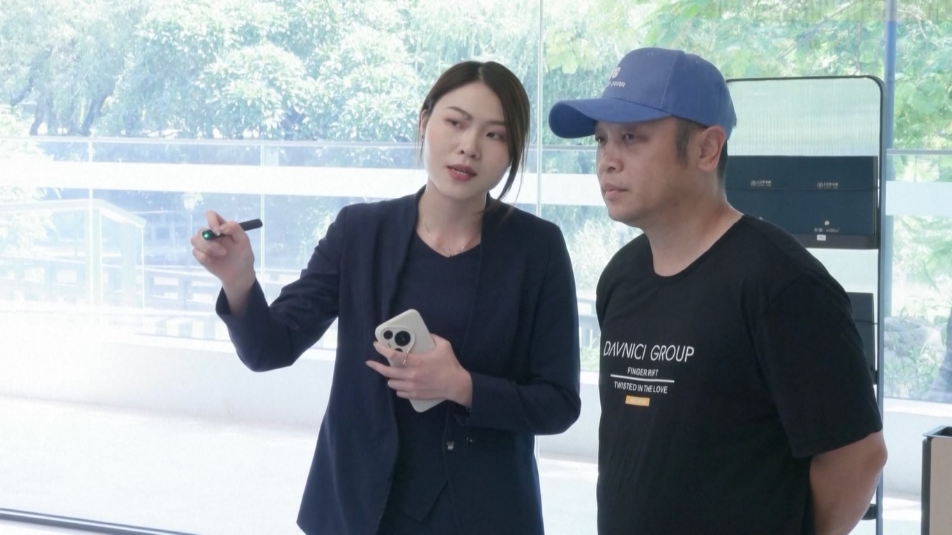 Beijing mengumumkan pada hari Senin (30/9) bahwa mereka akan menurunkan ambang batas bagi warga non-lokal untuk membeli real estat di kawasan pusat kota