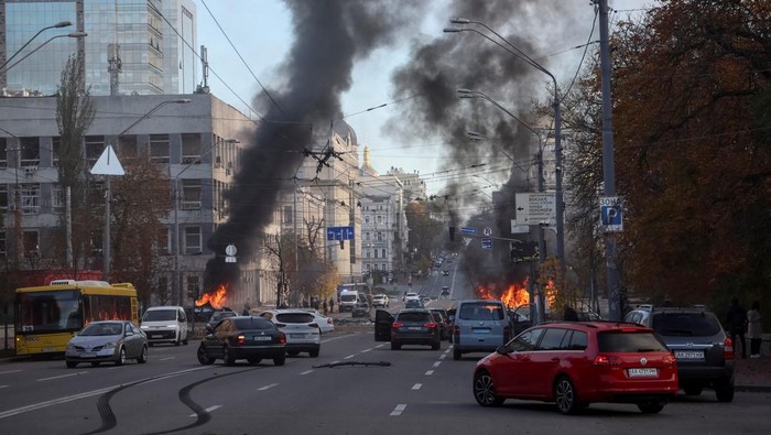 Ancaman itu dilontarkan Medvedev menjelang pertemuan negara-negara NATO dan para pemimpin pertahanan berbagai negara yang mendukung Ukraina