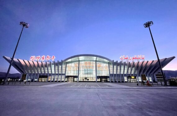 Sebuah pesawat penumpang pada Jumat (23/12/2022) pagi tiba di Wilayah Otonom Etnis Tajik Taxkorgan