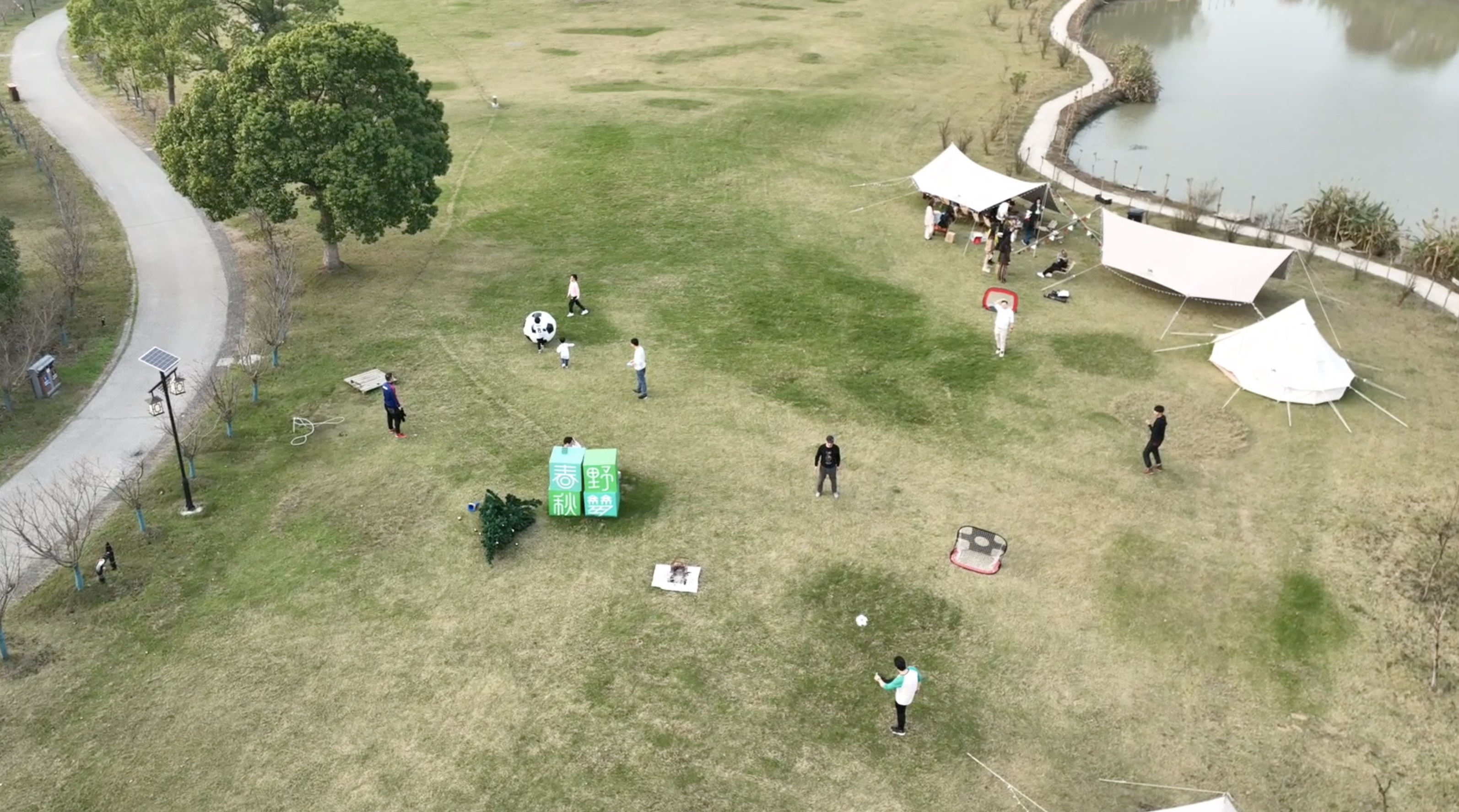 Selama Pila dunia 2022 di beberapa tempat di kota metropolitan Shanghai timur Tiongkok  didirikan perkemahan untuk memperkenalkan elemen sepak bola