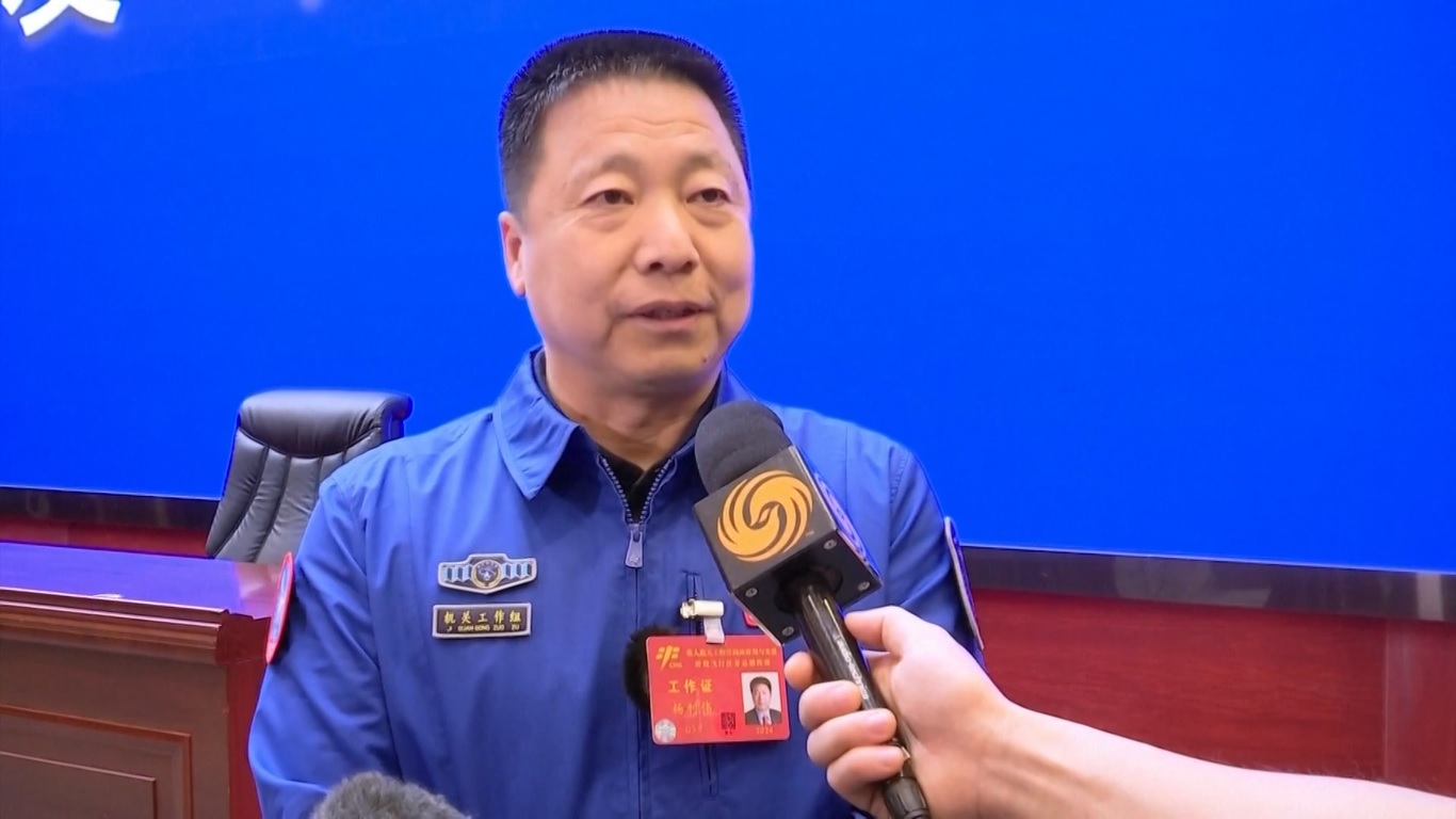 Yang berbicara tentang chemistry yang baik dari tiga orang kru dan mengomentari kekuatan mereka dalam sebuah wawancara dengan Phoenix TV di Pusat Peluncuran Satelit Jiuquan di Provinsi Gansu