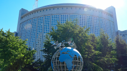 Tdak peduli bagaimana situasi internasional berubah Tiongkok berkomitmen untuk membela multilateralisme sejati terus meningkatkan tata kelola global dan mempromosikan kerja sama global