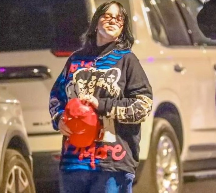 Total terdapat empat set custom outfit yang dipesan Billie melalui pengarah gayanya (fashion stylist) pada tahun lalu