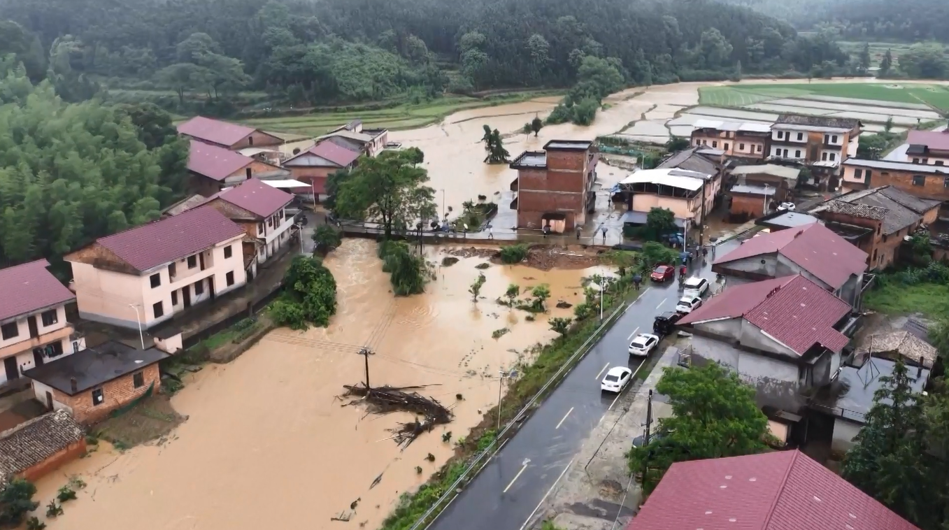 Wilayah Selatan Tiongkok yang Dilanda Hujan Lebat Berjuang Melawan Banjir saat Upaya Penyelamatan dan Dana Darurat Dimobilisasi