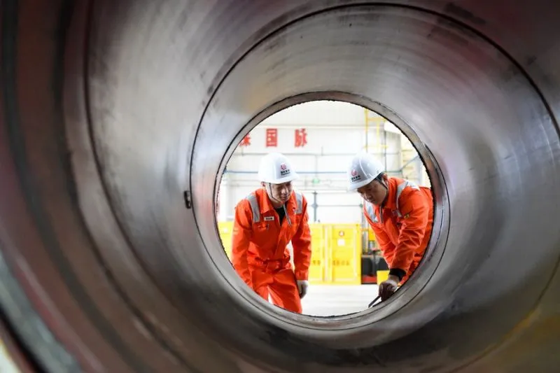 Pipa ini memiliki panjang 3000 kilometer dan dapat mengirimkan gas dari perairan Laut Selatan Tiongkok ke wilayah pedalaman Tiongkok