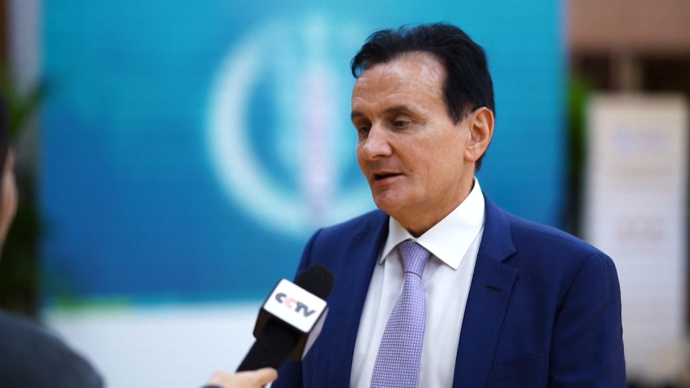 Karena efek limpahan yang kuat dari CIIE