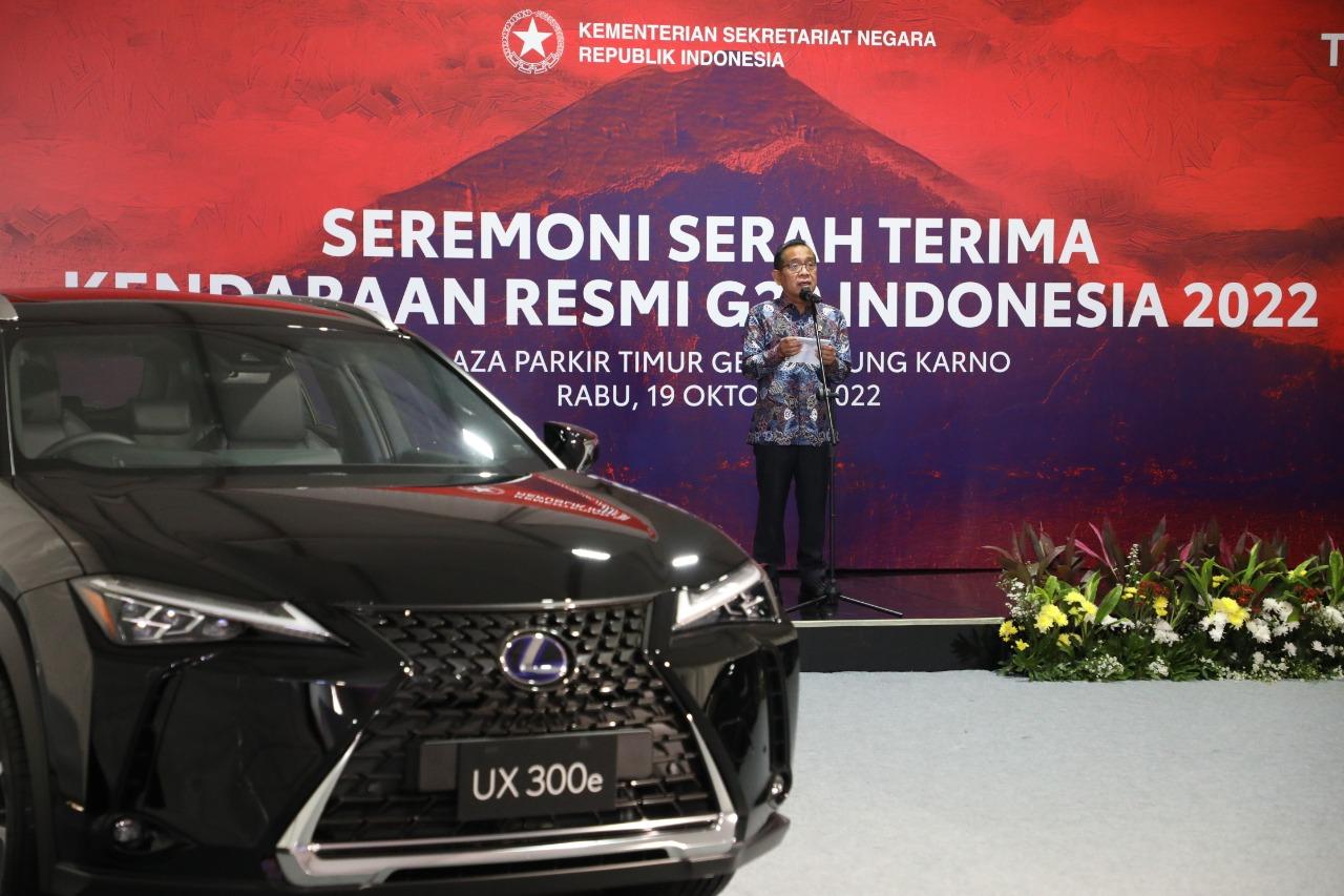 Menteri Sekretaris Negara (Mensesneg) Pratikno bersama dengan PT Toyota-Astra Motor melakukan serah terima kendaraan elektrifikasi berteknologi battery electric vehicle (BEV) untuk kegiatan Konferensi Tingkat Tinggi G20 (KTT G20) yang akan diselenggarakan di Bali pada November mendatang