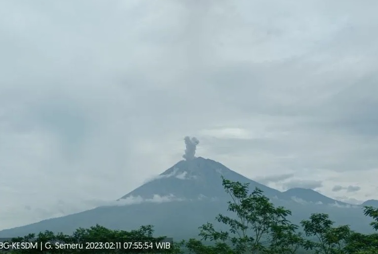 Erupsi terekam di seismograf dengan amplitudo maksimum 22 mm dan durasi 89 detik Kolom abu teramati berwarna putih hingga kelabu dengan intensitas tebal ke arah timur