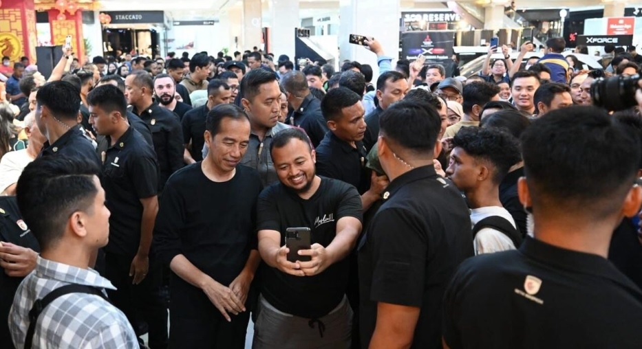 Presiden Jokowi tampak ditemani putra bungsunya Kaesang Pangarep dan menantunya Erina Gudono