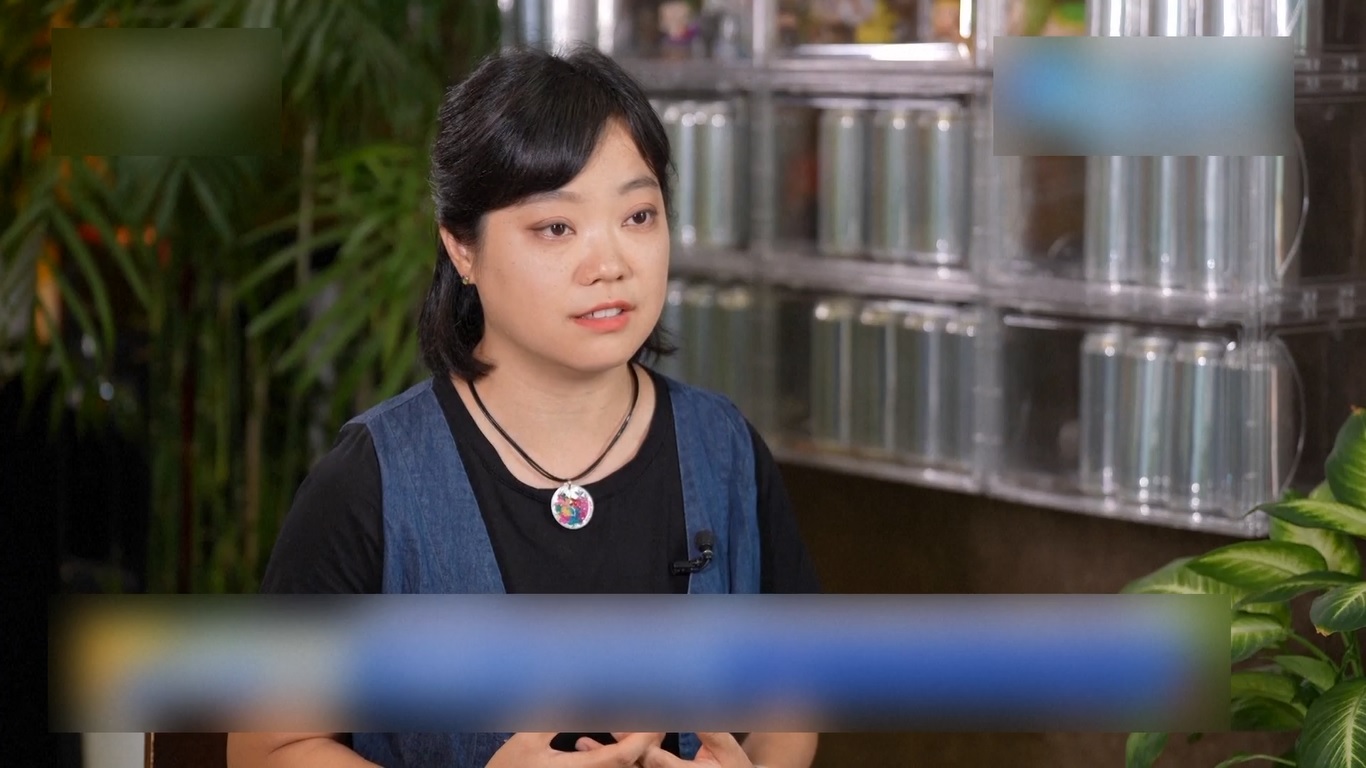 Dengan menceritakan kisah-kisah cerita rakyat