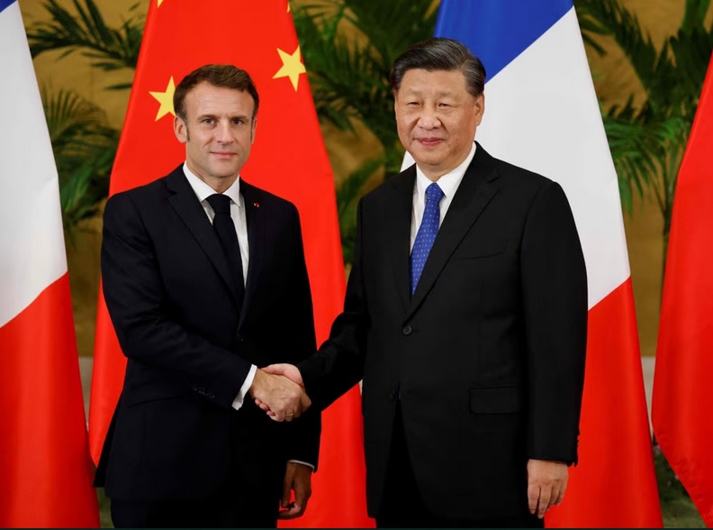 Presiden Tiongkok Xi Jinping dalam pertemuannya dengan Presiden Prancis Emanuel Macron di Bali