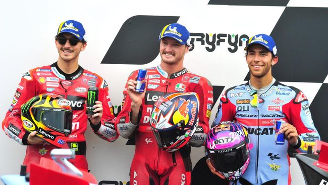 Sebanyak 22 pembalap dari 11 tim akan berlaga di MotoGP 2023 Berikut daftar pembalap dan tim MotoGP 2023
Ducati masih jadi sepeda motor yang memiliki pembalap terbanyak di MotoGP 2023 Total ada empat tim dengan delapan pembalap Ducati musim ini