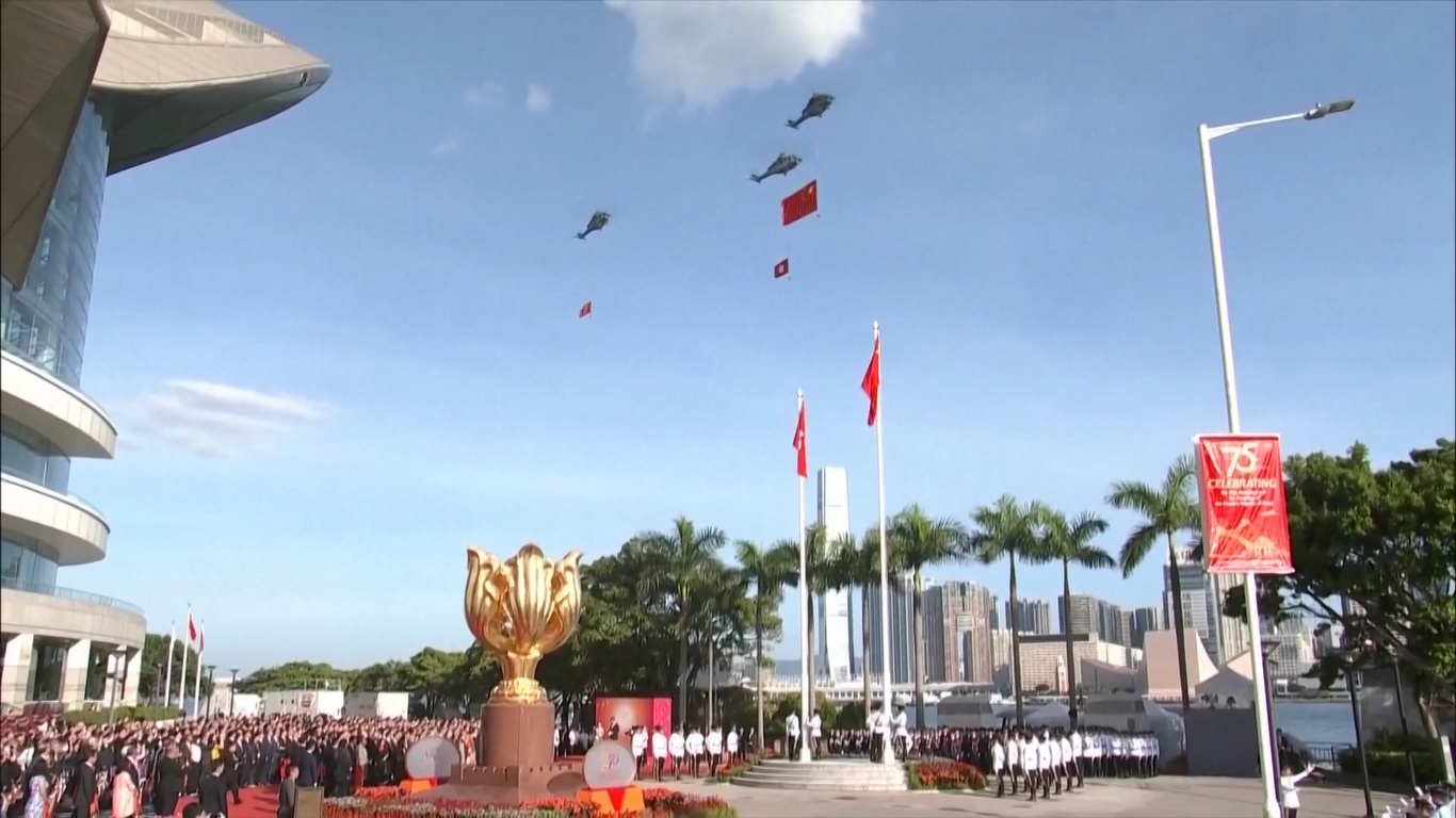 Bendera nasional Tiongkok dan bendera HKSAR dikibarkan dan lagu kebangsaan dimainkan di Golden Bauhinia Square di Hong Kong pada Selasa pagi (1/10)