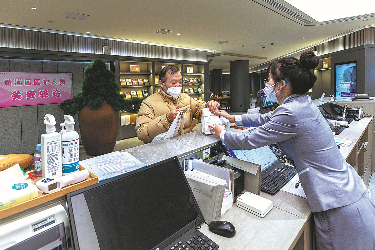 Didukung oleh pemerintah kabupaten fasilitas yang terletak di Hotel Ji di People's Square menawarkan layanan gratis kepada staf medis yang terinfeksi selama bekerja