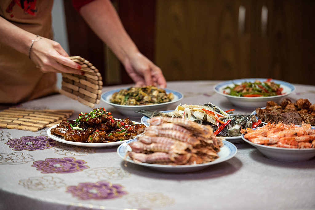 Tahun Baru Imlek Tiongkok akan datang tak lama lagi Para pemuda-pemudi yang akan kembali ke rumah untuk merayakan hari raya tradisional ini mulai sibuk mempersiapkan pesta makan Tahun Baru Imlek