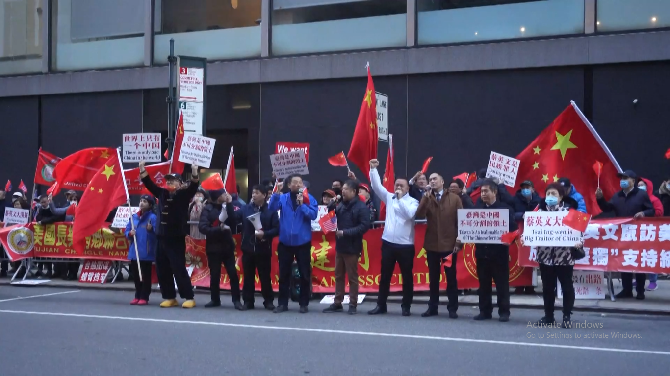 Ratusan orang menggelar protes di New York pada hari Kamis (29/03/2023)