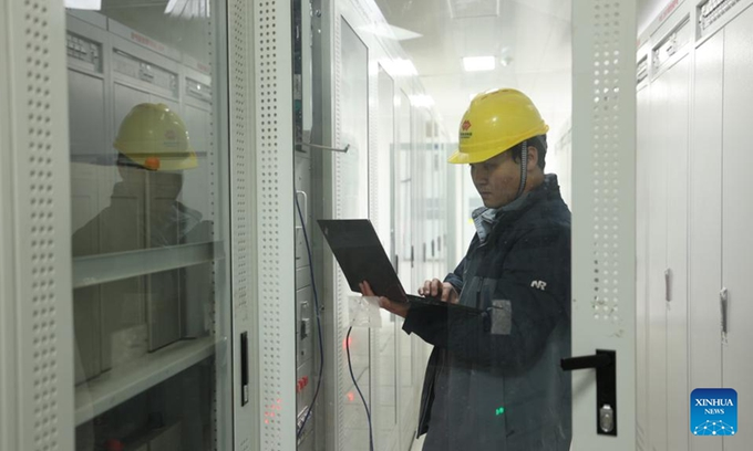 Proyek percontohan pembangkit listrik tenaga angin dataran tinggi tingkat megawatt pertama di Tiongkok berhasil menghasilkan listrik pada hari Minggu di Provinsi Anhui