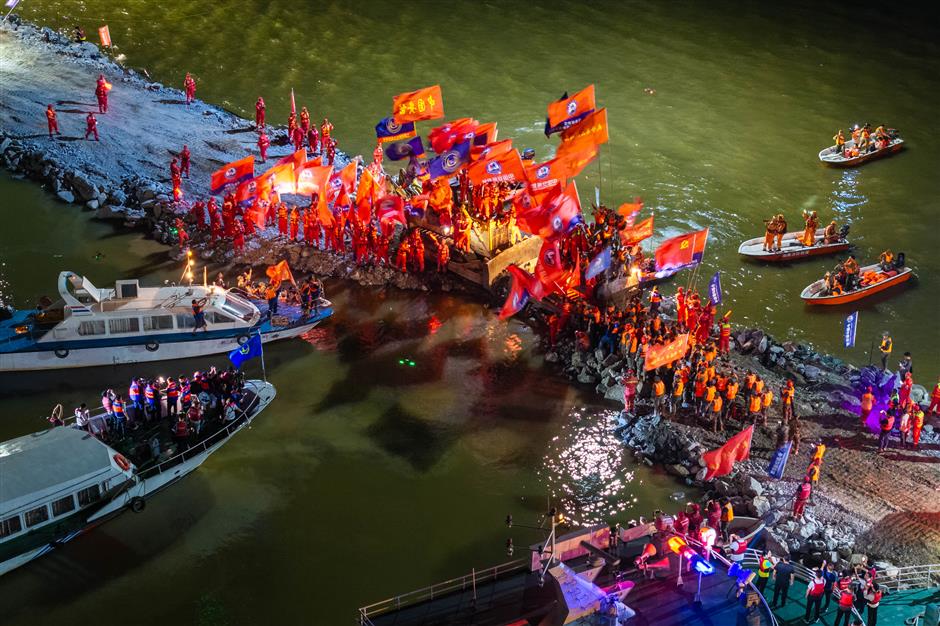 Petugas penyelamat berhasil menutup celah yang jebol sepanjang 226 meter di sebuah tanggul di danau air tawar terbesar kedua di Tiongkok pada hari Senin(08/7)