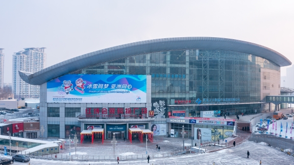 Tiket yang dijual mencakup 94 sesi pertandingan es termasuk hoki es seluncur cepat seluncur cepat lintasan pendek seluncur indah dan curling