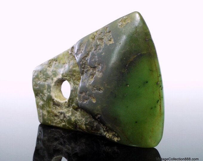 Artefak giok yang ada di dalamnya mencakup sebagian besar jenis barang giok yang diketahui dari budaya Hongshan dan telah membantu mengisi kesenjangan dalam studi artefak giok dari budaya Hongshan