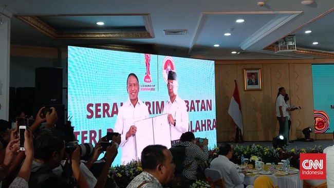 Zainudin Amali resmi melakukan serah terima jabatan (sertijab) ke Menko PMK Muhadjir Effendy yang ditunjuk sebagai pelaksana tugas (Plt) Menpora di Wisma Kemenpora Jakarta
