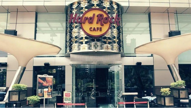 Hard Rock Cafe Jakarta merupakan tempat nongkrong bergaya Amerika yang menyajikan makanan barat dipadukan dengan musik live