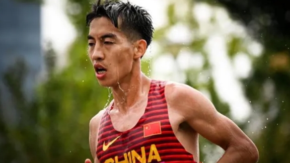 Pelari asal Tiongkok Yang Zhaohui memecahkan rekor nasional maraton putra pada Maraton Internasional Fukuoka 2023 pada hari Minggu(03/12)