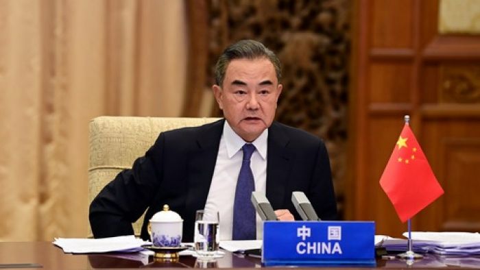 Menteri Luar Negeri Tiongkok Wang Yi mengatakan Tiongkok akan bersama dengan negara-negara lain terus menegakkan apa yang benar  membela keadilan dan kesetaraan internasional serta menjaga perdamaian dan stabilitas dunia