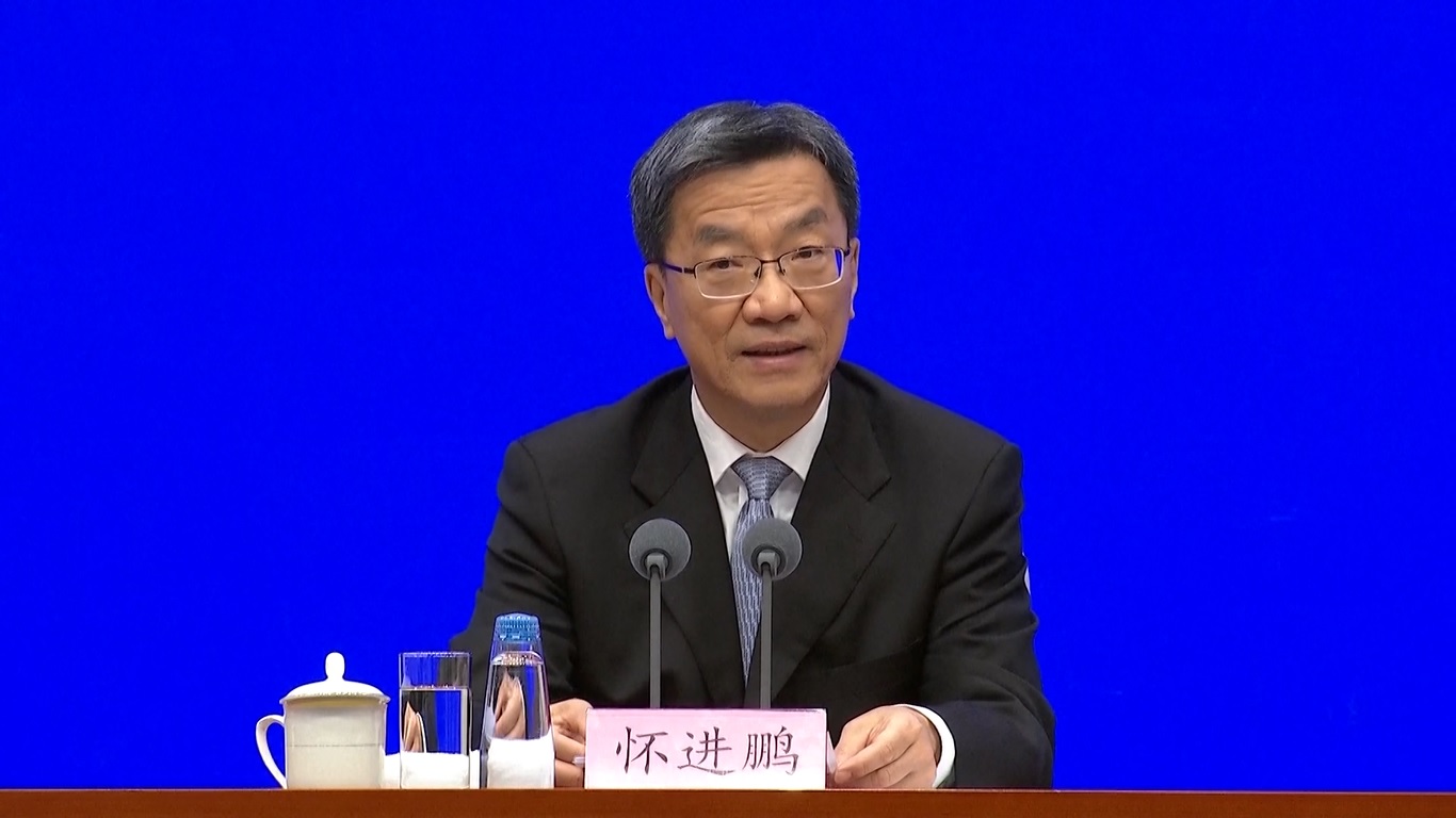 Jin bertemu dengan pers dan menjawab pertanyaan-pertanyaan dari media pada konferensi pers di Beijing mengenai perkembangan dan reformasi pendidikan di negara tersebut