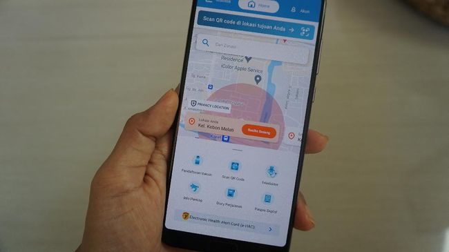 Aplikasi Peduli Lindungi sangat erat kaitannya dengan Covid-19 Hampir semua masyarakat Indonesia menggunakan aplikasi ini sejak diluncurkan sebagai aplikasi untuk memantau Covid-19 beberapa waktu lalu