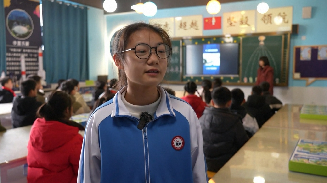 Sekolah Dasar Eksperimental Distrik Haidian Beijing menyiapkan robot AI yang menampilkan karakter Ne Zha dari film animasi laris untuk menyambut siswa di hari pertama kelas di pintu masuk