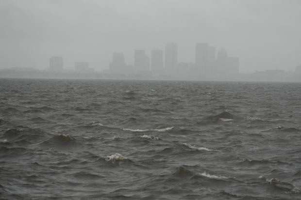 Ancaman gelombang badai menjadi perhatian utama bagi pantai barat Florida Tapi peringatan gelombang badai juga berlaku untuk pantai timurnya
