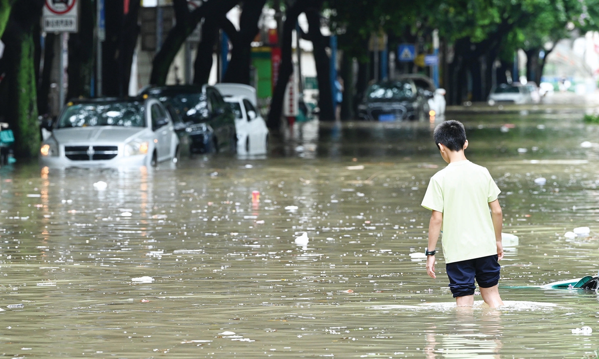 Otoritas meteorologi setempat memperkirakan bahwa hujan badai lebat di beberapa tempat dapat menimbulkan risiko bencana yang tinggi termasuk banjir gunung