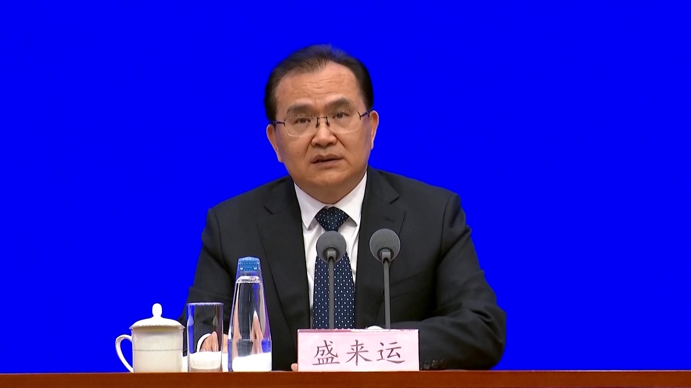 Berbicara pada konferensi pers