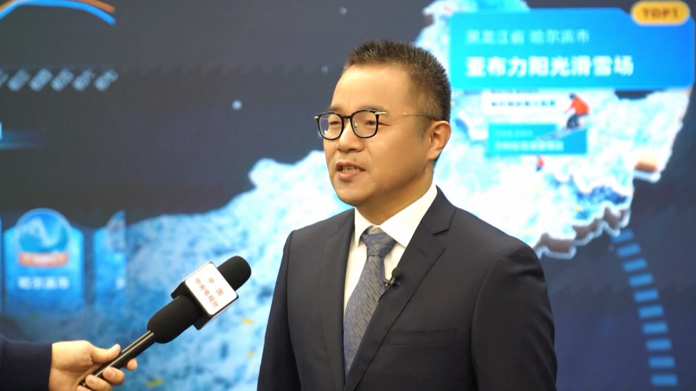 Pengunjung asing juga menyukai keseruan bermain es dan salju