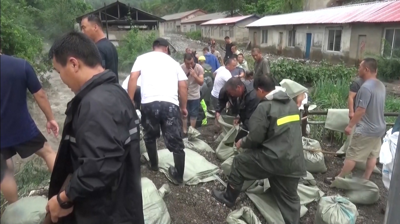 Hujan lebat yang terus-menerus mengguyur Kota Ji'an sejak Sabtu (27/7) pagi telah memicu banjir