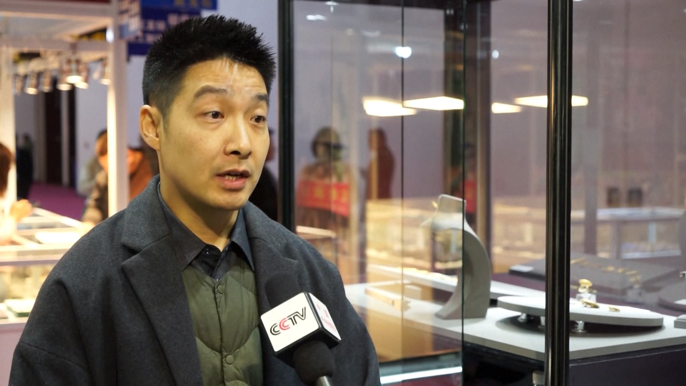 Pameran ini menampilkan berbagai macam produk termasuk bros