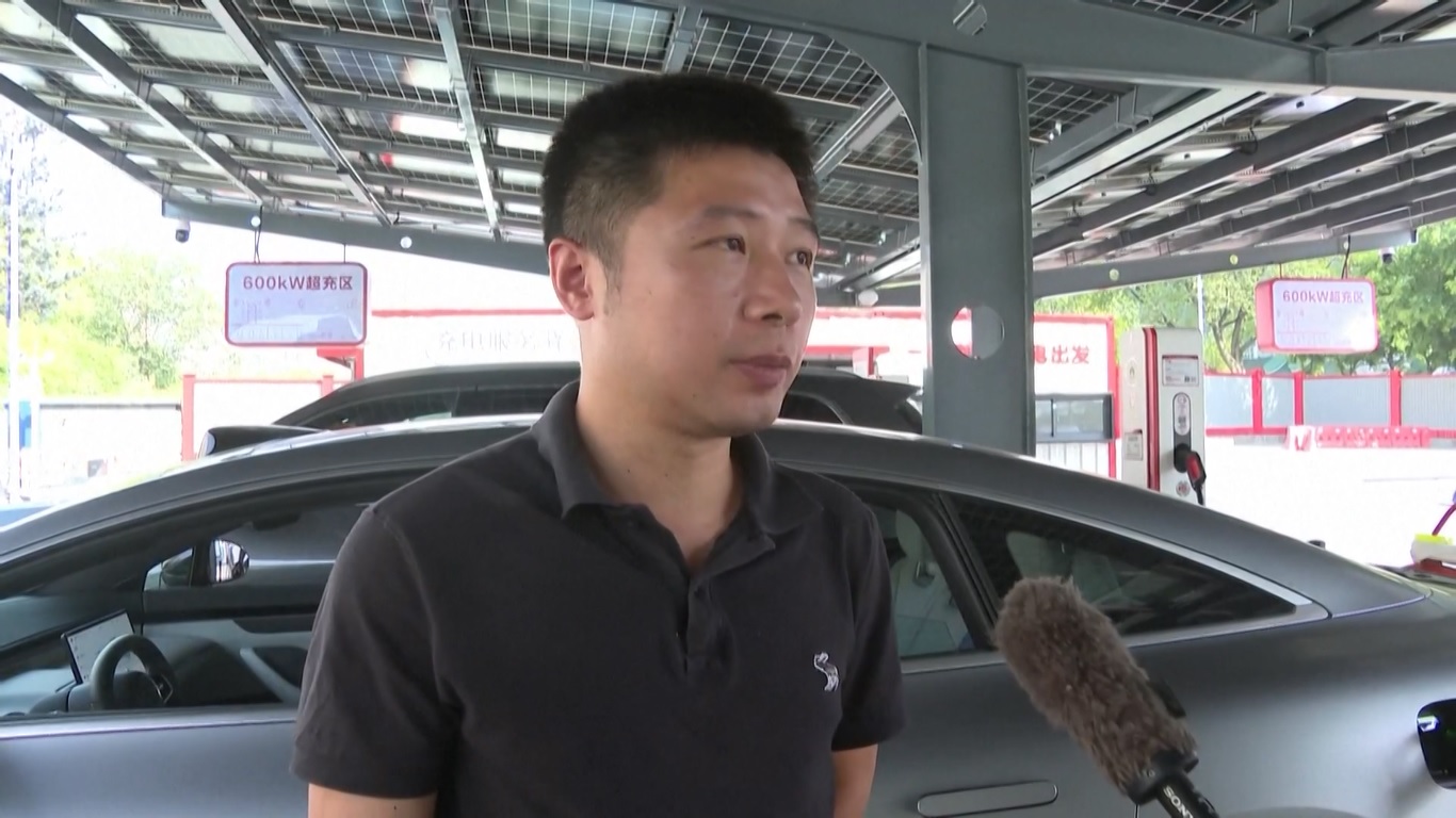 Stasiun tersebut mencakup area seluas sekitar setengah hektar dan dilengkapi dengan empat supercharger 600 kilowatt dan dua belas pengisi daya cepat 250 kilowatt