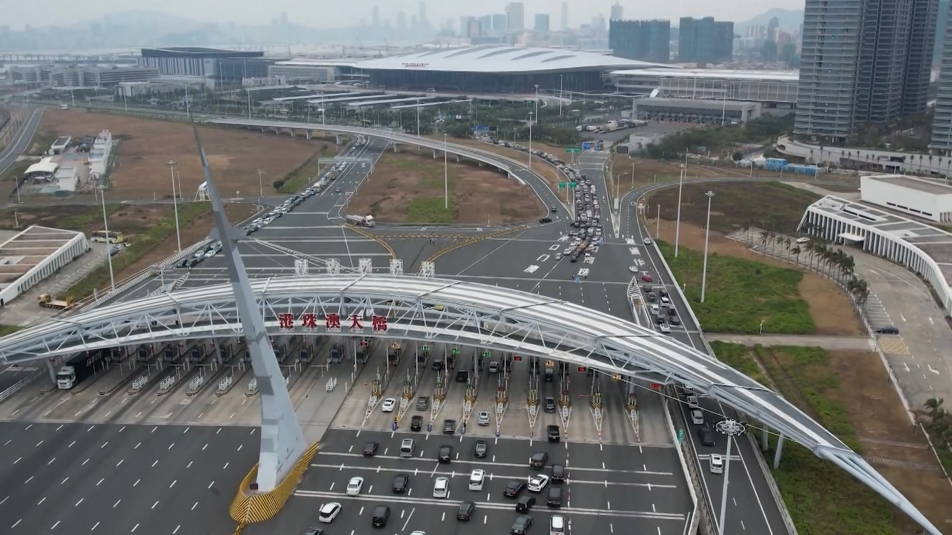 Kendaraan-kendaraan tersebut dapat memasuki Guangdong melalui pelabuhan perbatasan Hong Kong-Zhuhai-Jembatan Makau mulai 1 Januari dan seterusnya