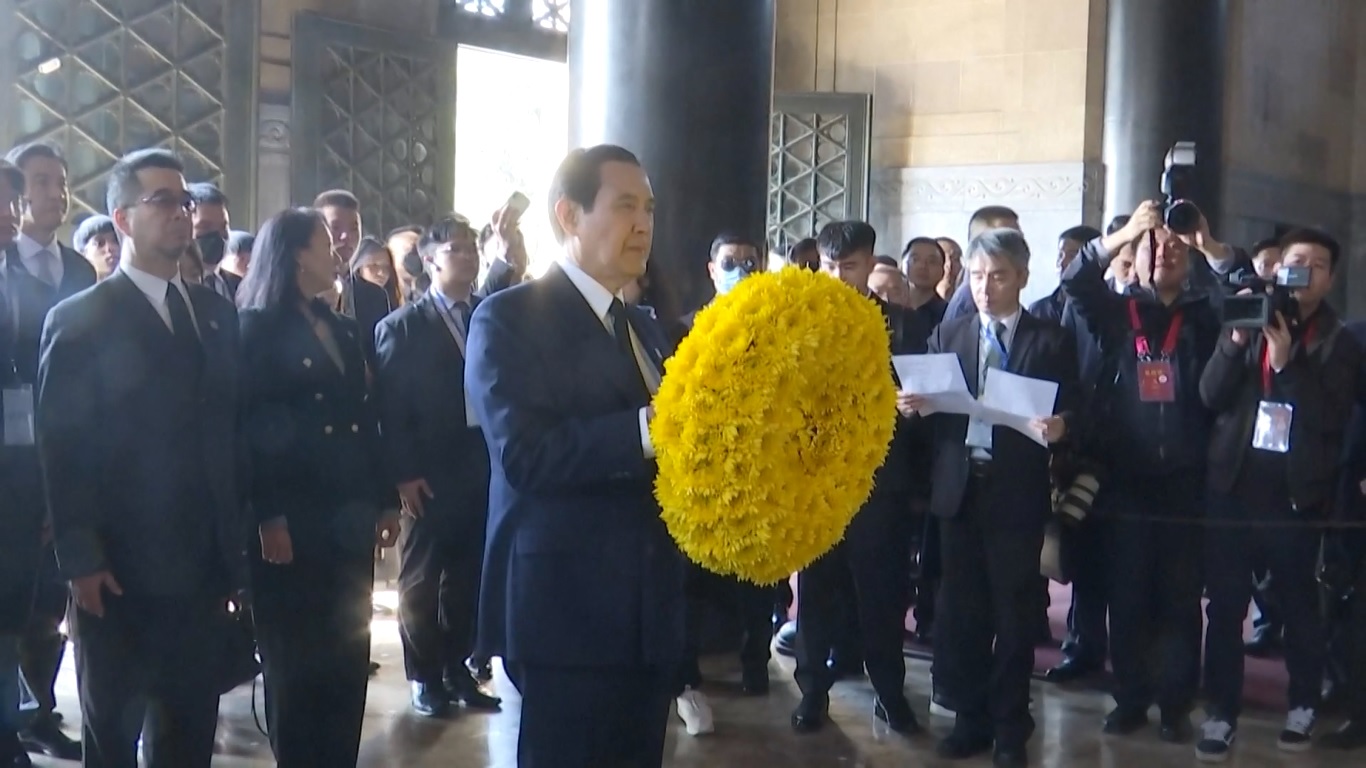 Ma memimpin delegasi dari wilayah Taiwan berjalan ke aula pengorbanan dan berdiri dalam diam di depan patung Dr