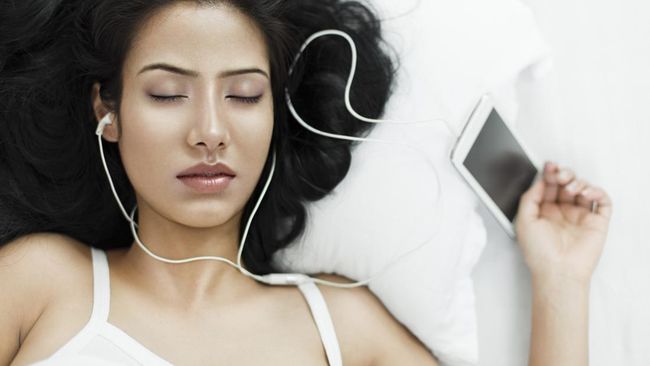 Sebagian orang suka tidur sembari mengenakan earphone atau perangkat sejenis