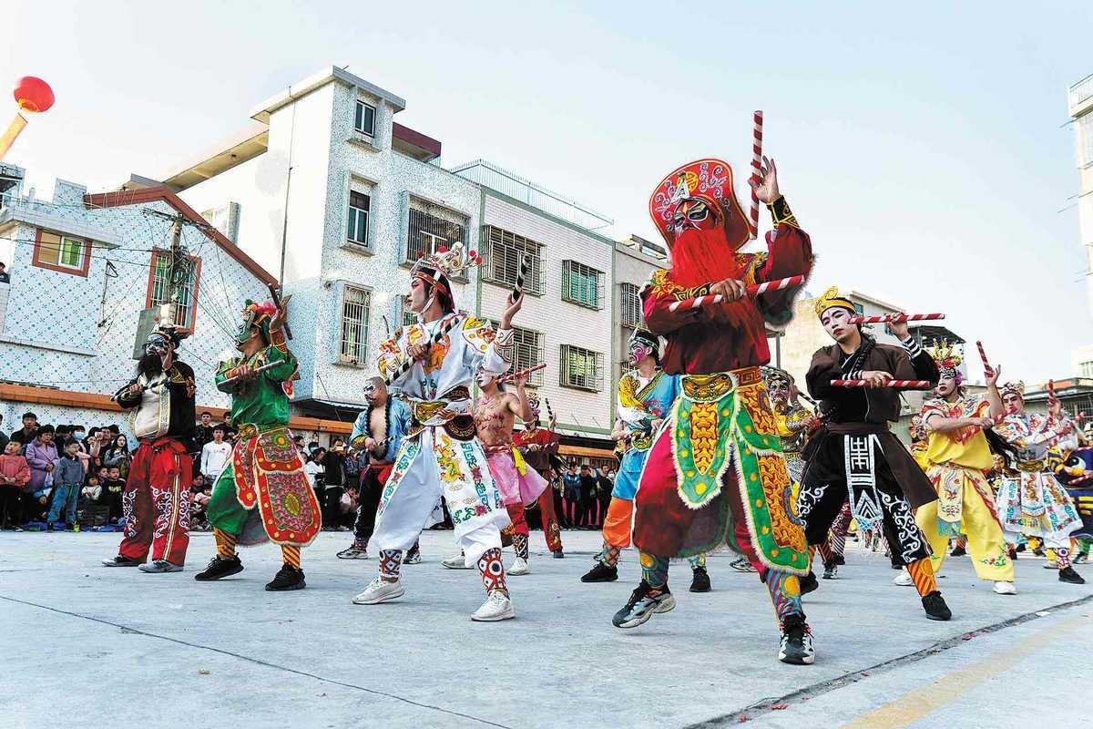 Tari Yingge atau tarian yang diiringi lagu pahlawan adalah bentuk seni rakyat dinamis yang memadukan opera tari dan gerakan akrobatik yang populer di Provinsi Guangdong Tiongkok selatan tradisi yang sudah ada sejak berabad-abad lalu ini berasal dari Dinasti Ming