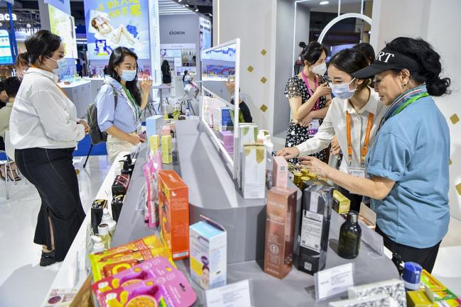 Nilai penjualan omzet dan   perusahaan katering utama di seluruh negeri meningkat 15