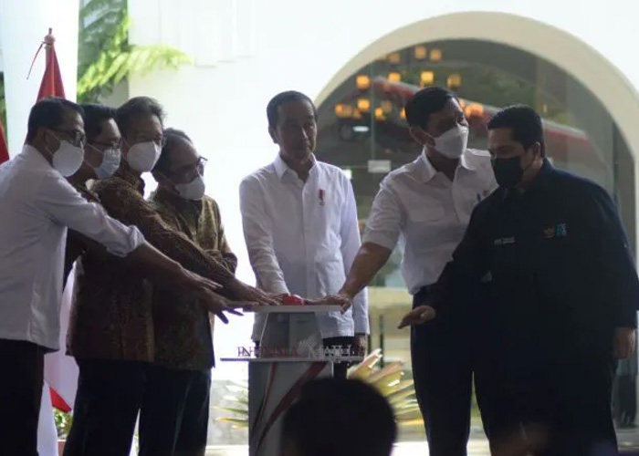 Presiden Joko Widodo meluncurkan vaksin COVID-19 buatan dalam negeri bernama IndoVac yang diproduksi oleh PT Bio Farma