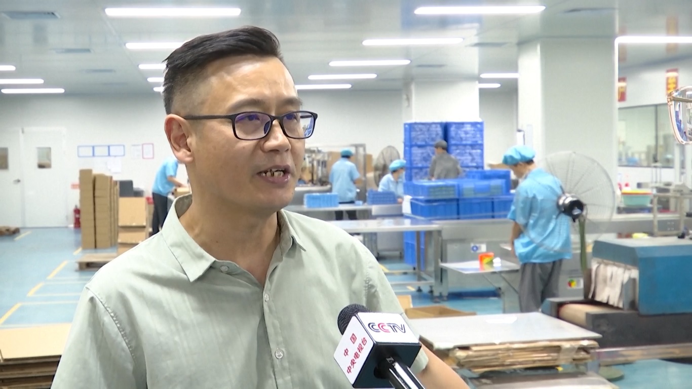 Banyak kosmetik yang diproduksi di Guangdong diperiksa dan diekspor dari kawasan berikat komprehensif di Shenzhen